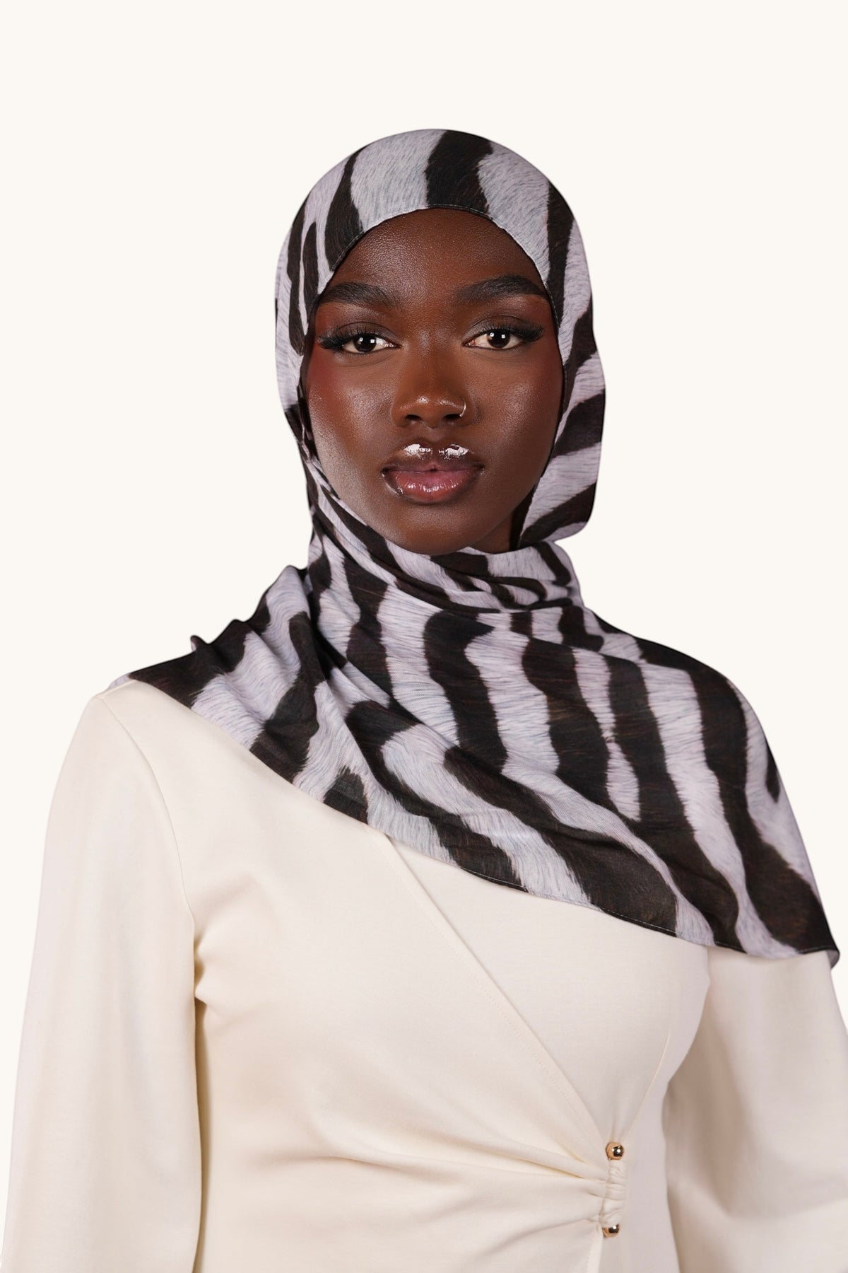 Leichter Modal-Hijab in Braun Welle von LOSYANA, weiche und angenehme Stoffqualität, perfekt für stilvollen Komfort.