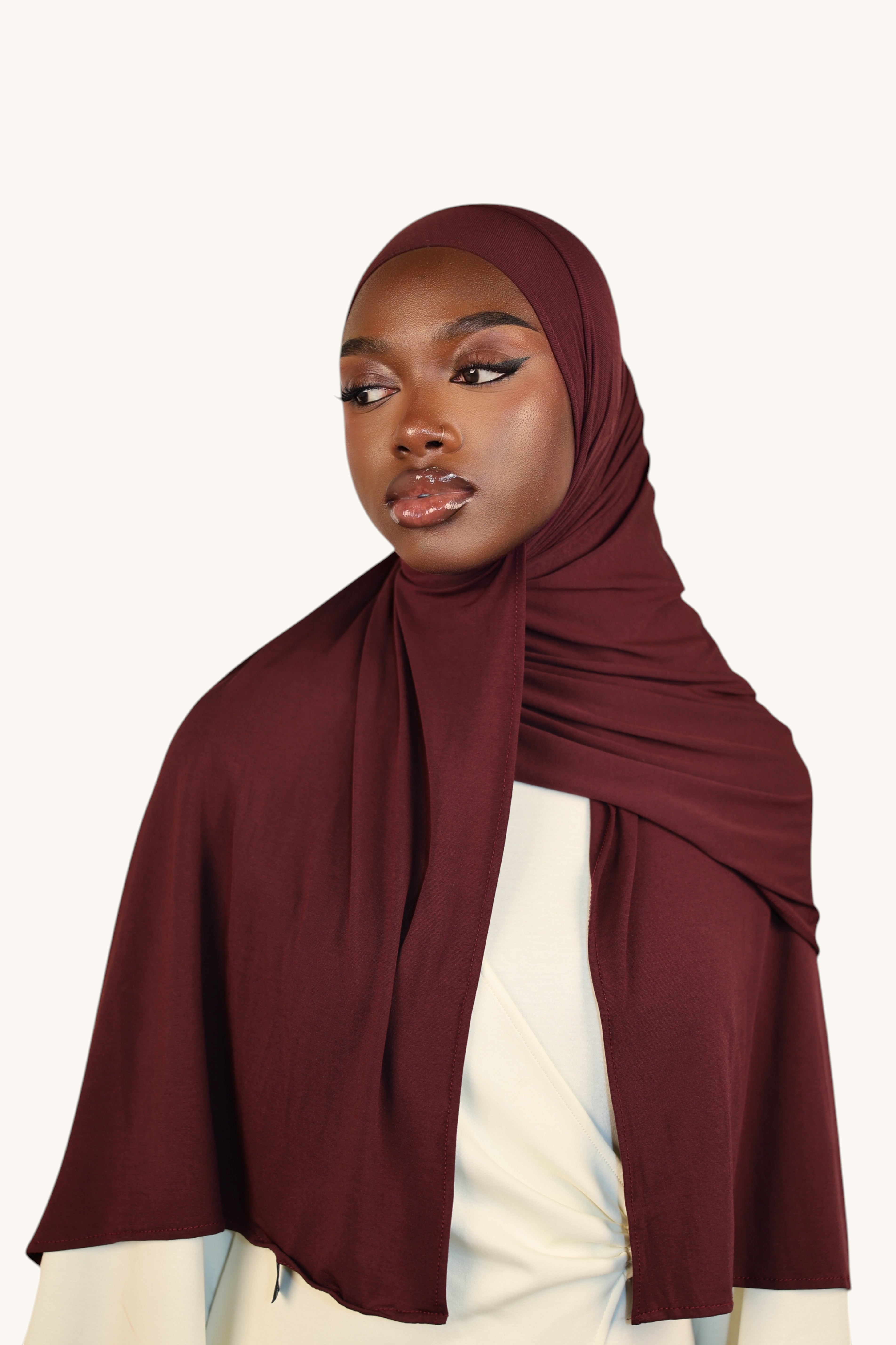 Model wearing a LOSYANA burgundy Vela Jersey hijab, crafted from soft, breathable fabric for versatile styling.