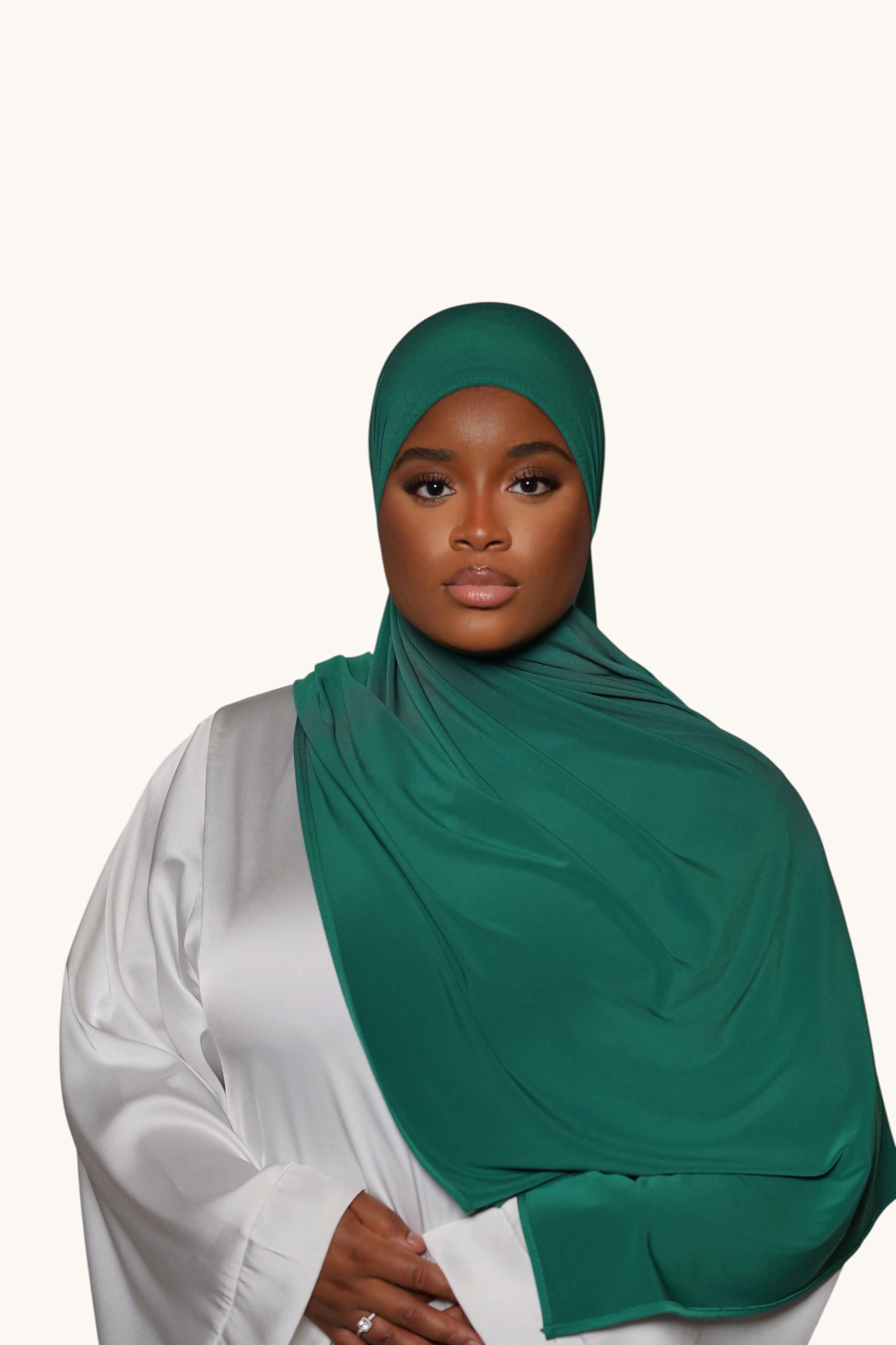 Model wearing a dark green LOSYANA premium jersey hijab, featuring a soft, non-transparent, and comfortable fabric.