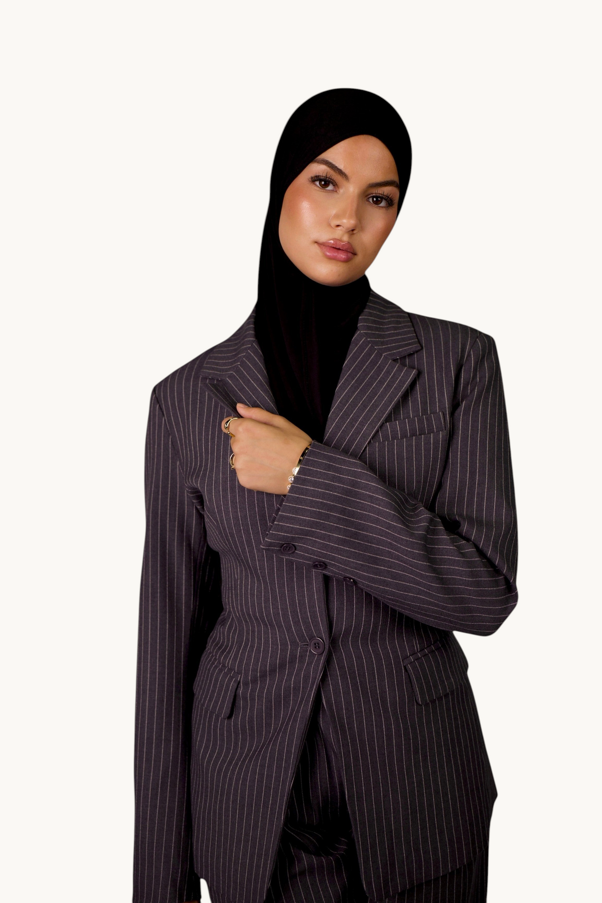 LOSYANA grauer Nadelstreifen Blazer mit taillierter Passform und doppeltem Knopfverschluss an einem Model