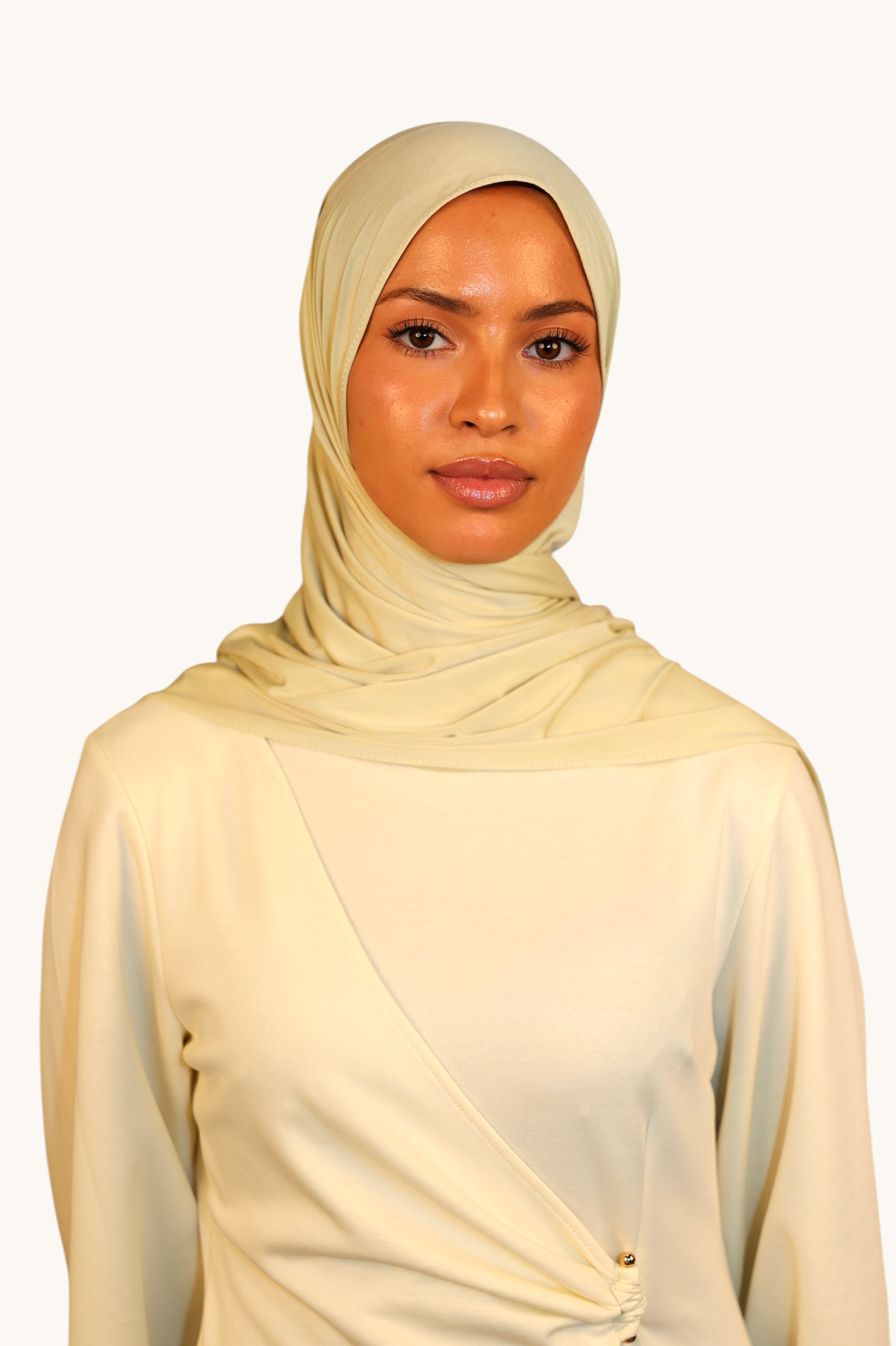 Model wearing a LOSYANA light lime liquid jersey hijab with a subtle sheen, styled for an elegant look.