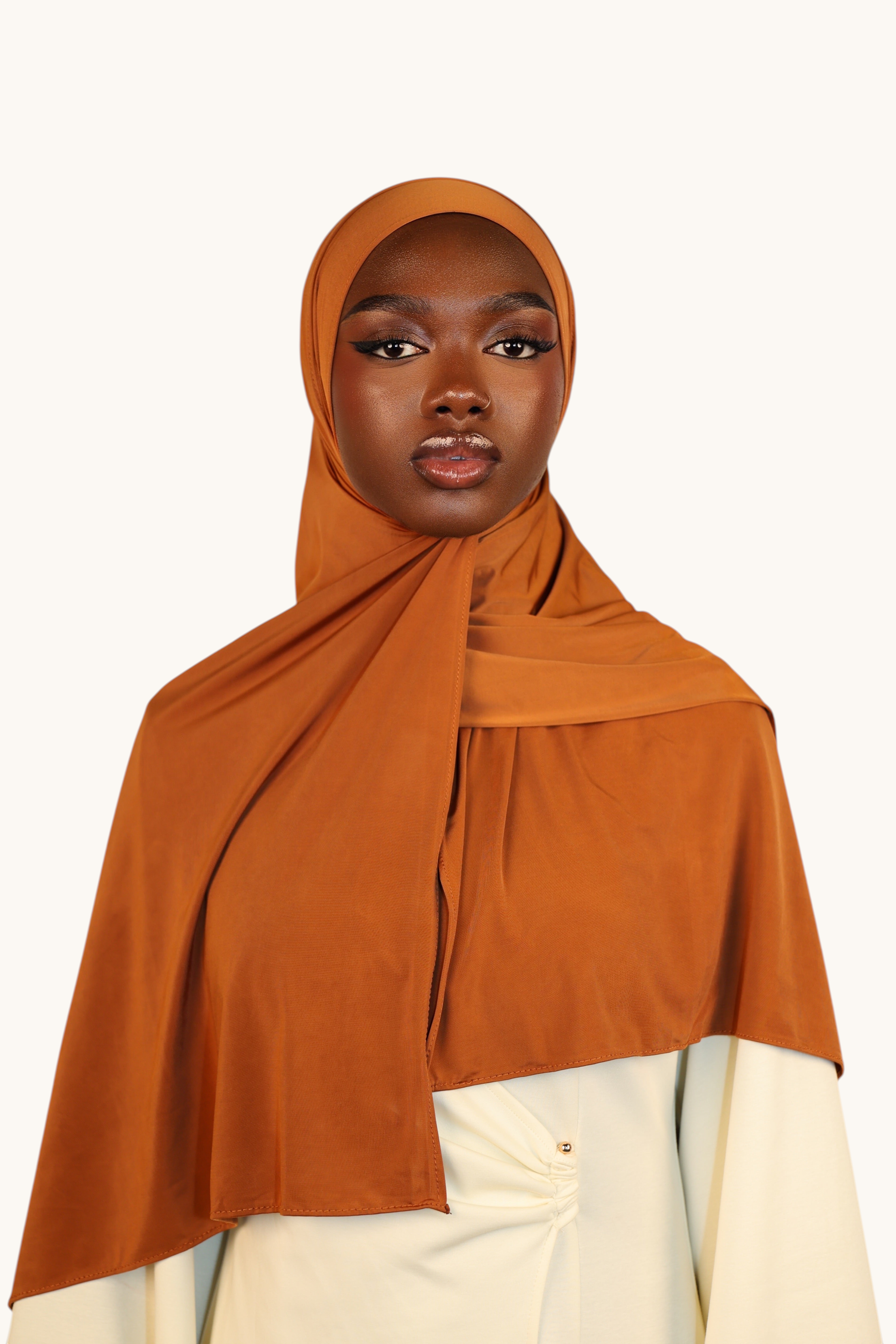 LOSYANA Liquid Jersey hijab in copper, featuring a lightweight, slightly glossy fabric worn by a model.