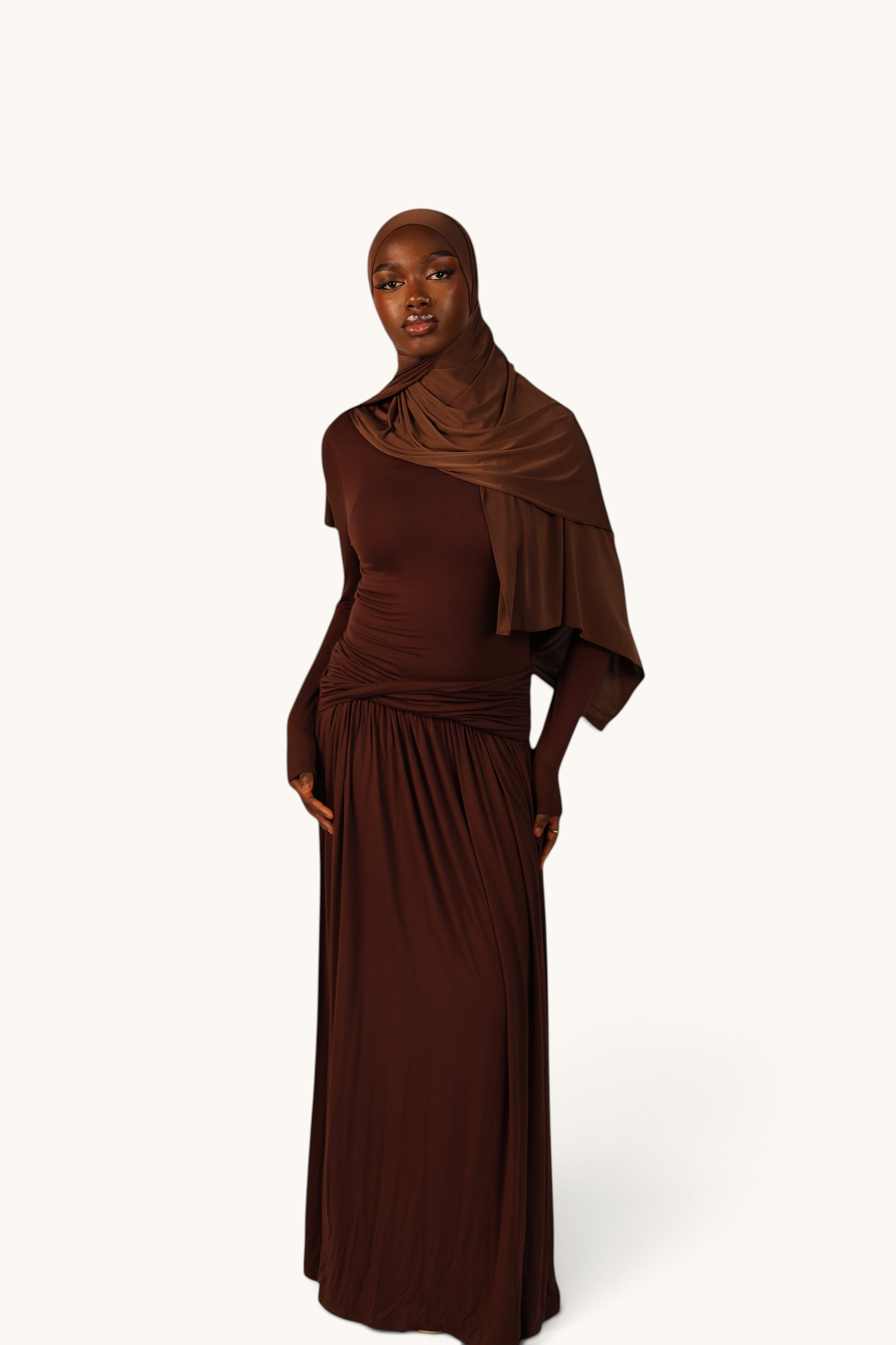 LOSYANA Marbella Jersey-Kleid in Espresso mit Knotendetail an der Hüfte und passendem Hijab an einem Model