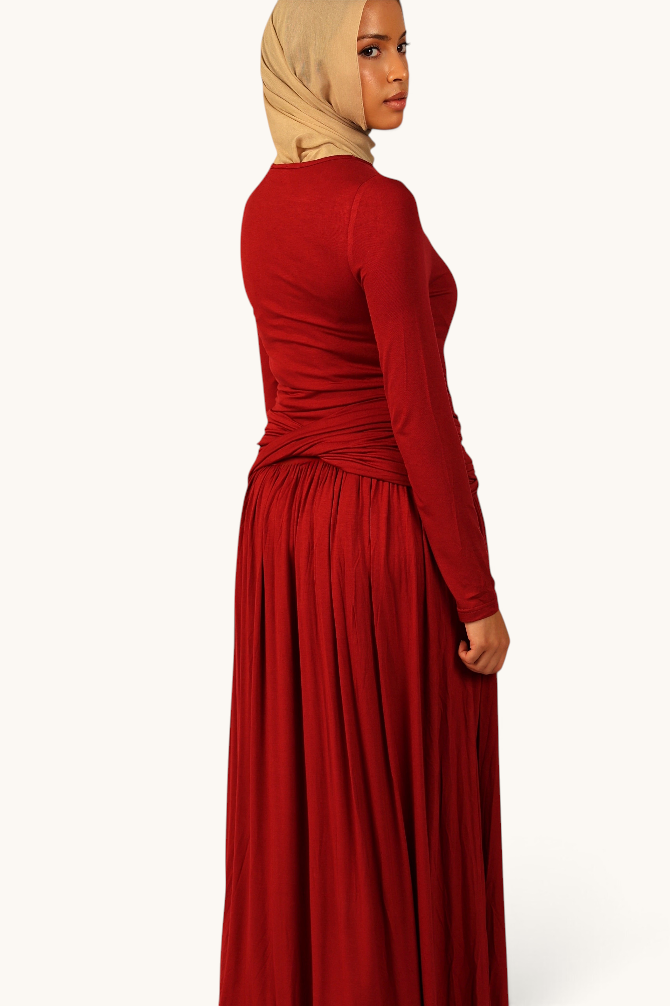 LOSYANA Marbella rotes Jersey-Kleid mit Knotendetail an der Hüfte und langen Ärmeln, getragen von einem Model