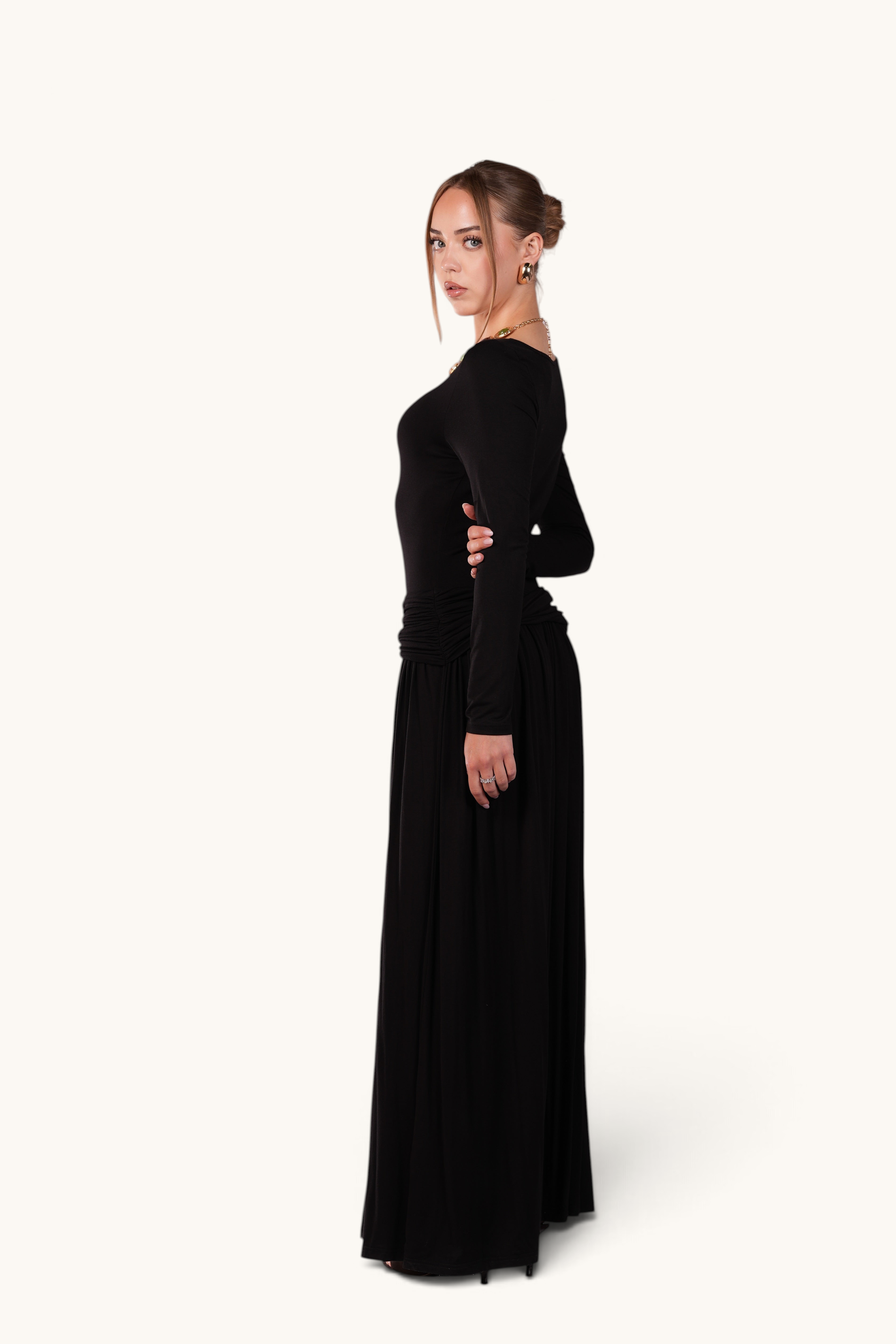 LOSYANA Marbella Jersey-Kleid in Schwarz mit langem Schnitt, Knotendetail an der Hüfte und figurbetonter Passform.