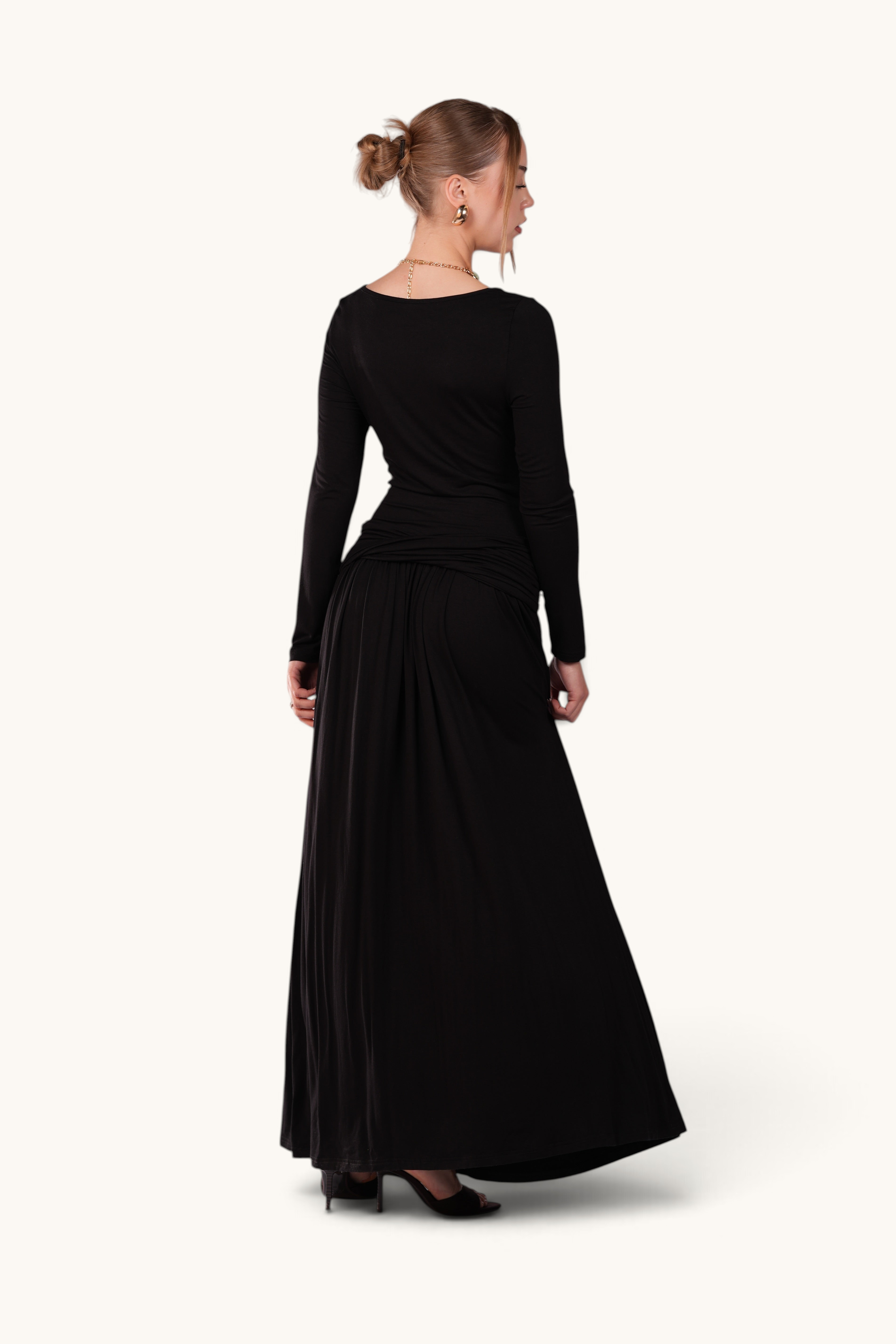 LOSYANA Marbella Jersey-Kleid in Schwarz mit langen Ärmeln, Knotendetail an der Hüfte und fließendem Rock