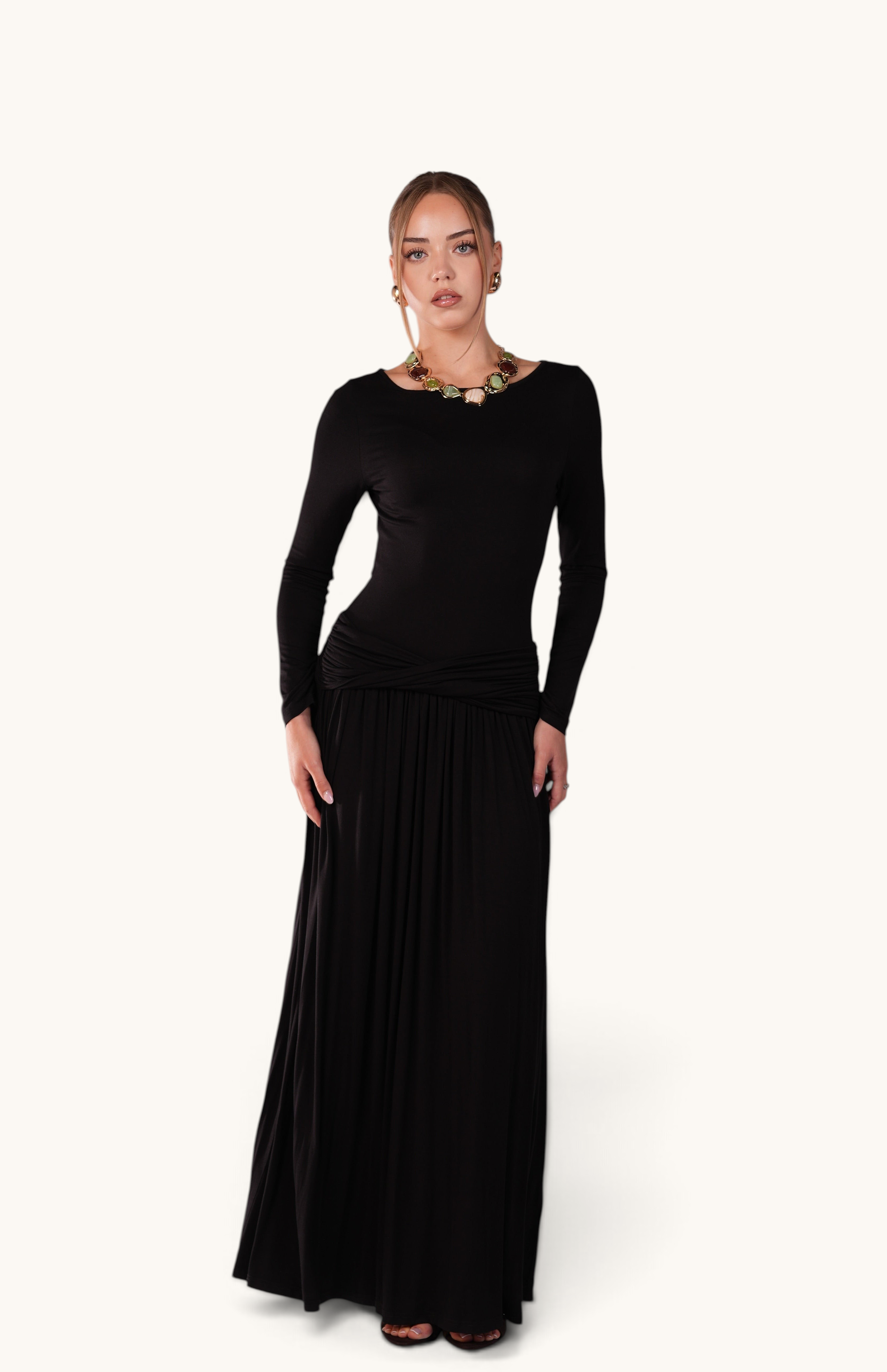 LOSYANA Marbella Jersey-Kleid in Schwarz mit langen Ärmeln, Knotendetail an der Hüfte und fließendem Rock