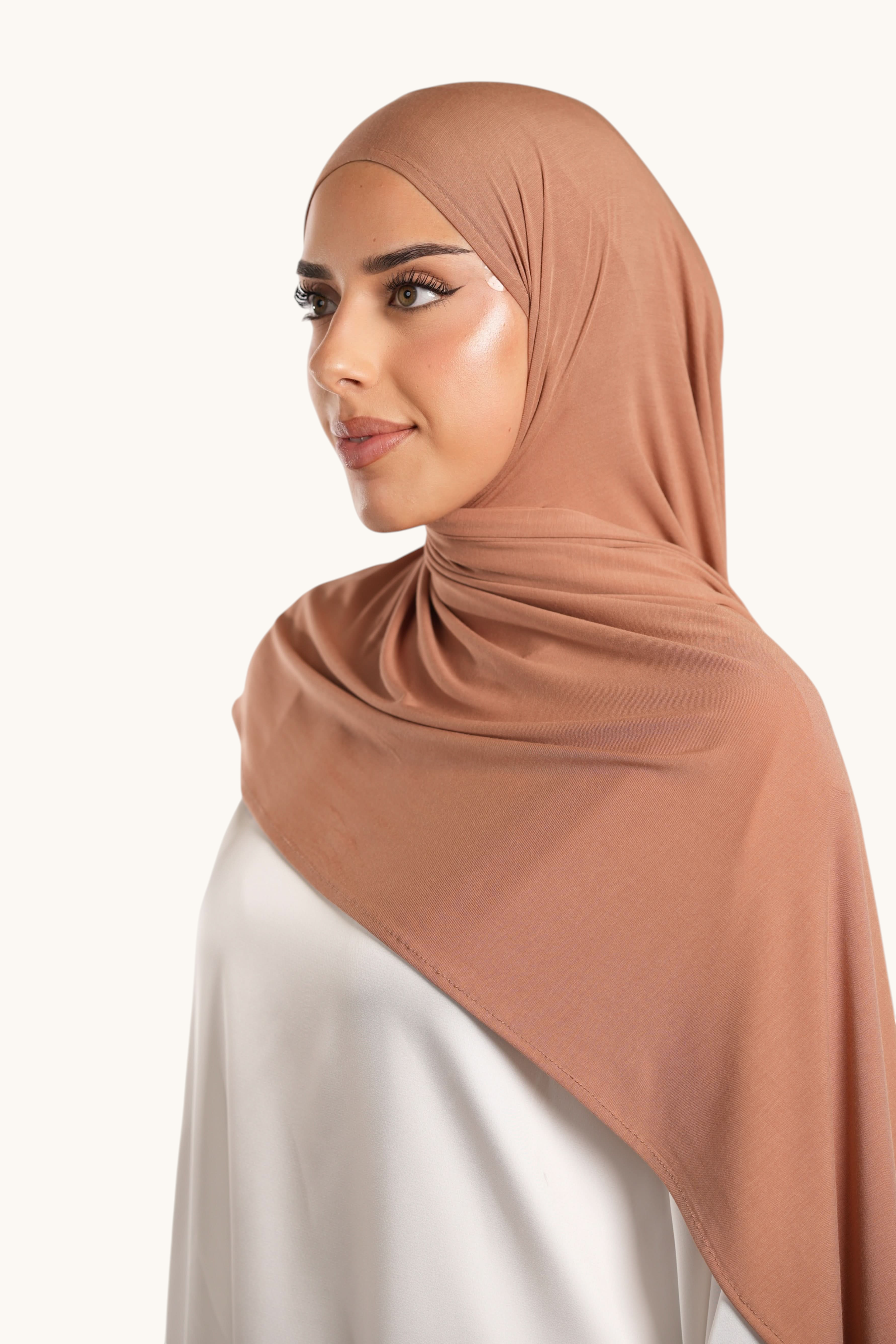 Model wearing a caramel LOSYANA Vela Jersey hijab, crafted from soft, breathable fabric for elegant styling.