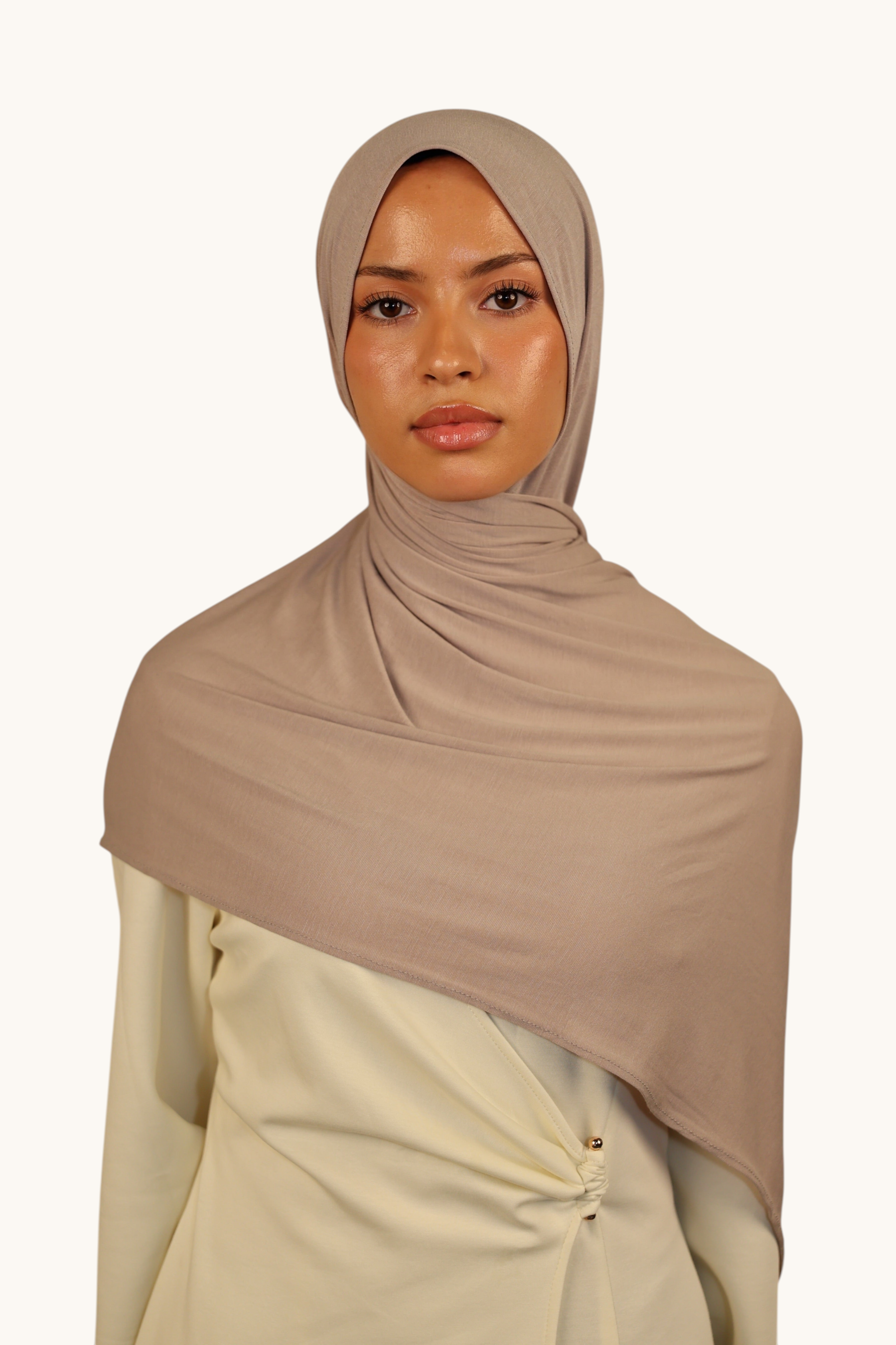 Model wearing a LOSYANA Vela Jersey in costa cream, a soft, lightweight, breathable fabric hijab.