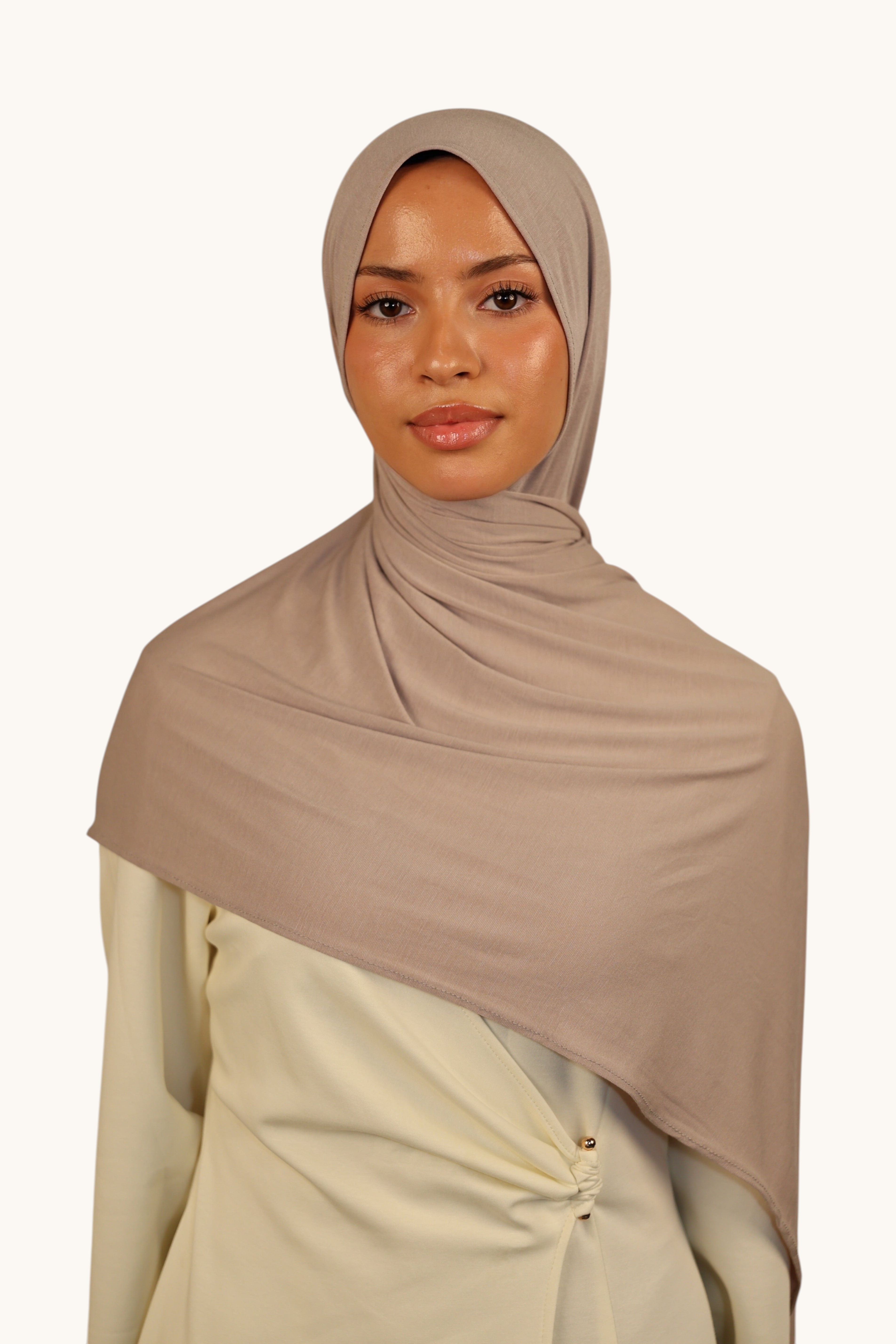 Model wearing a LOSYANA Vela Jersey in costa cream, a soft, lightweight, breathable fabric hijab.