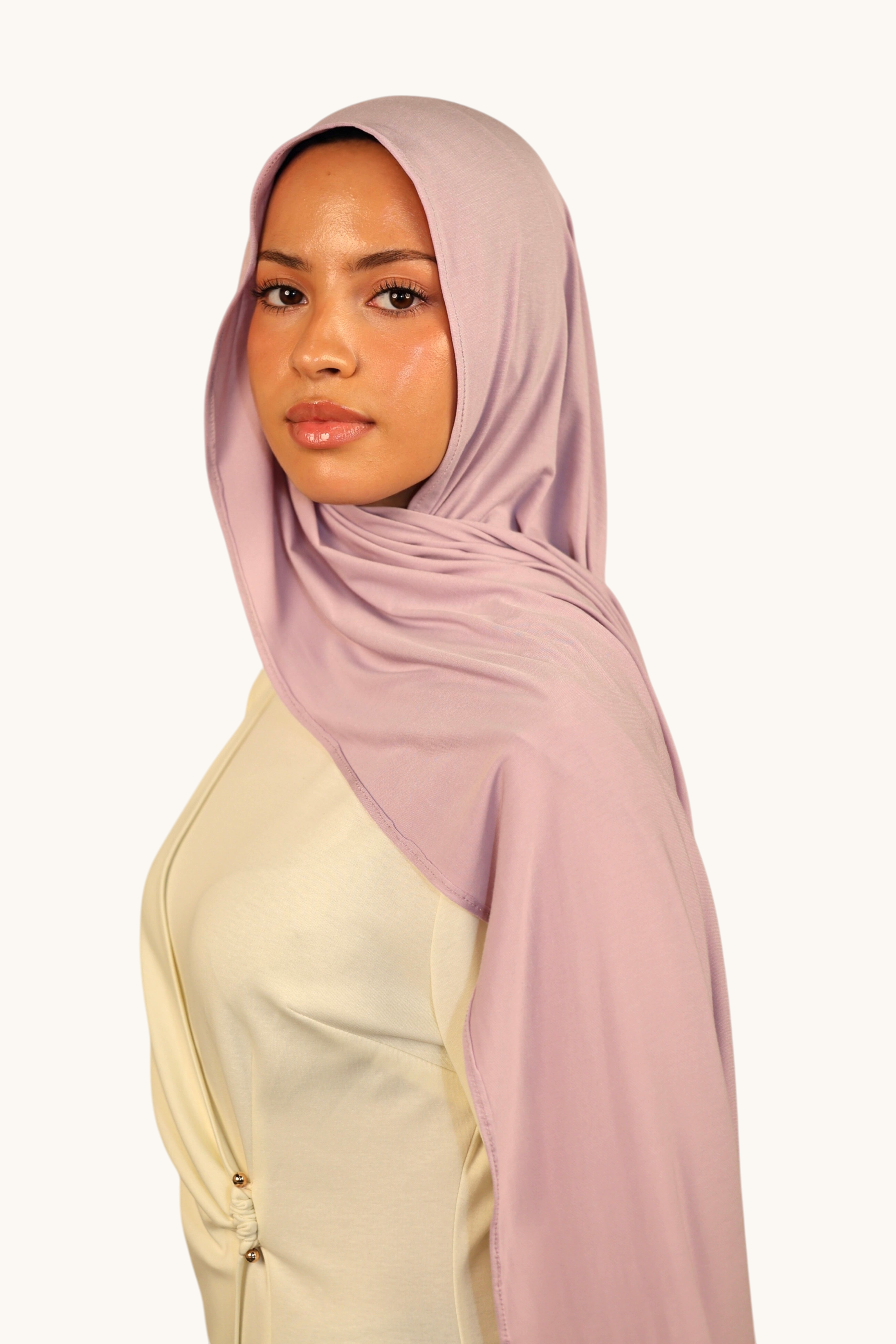 Model wearing a soft lavender LOSYANA Vela Jersey hijab, showcasing the lightweight and breathable fabric drape.