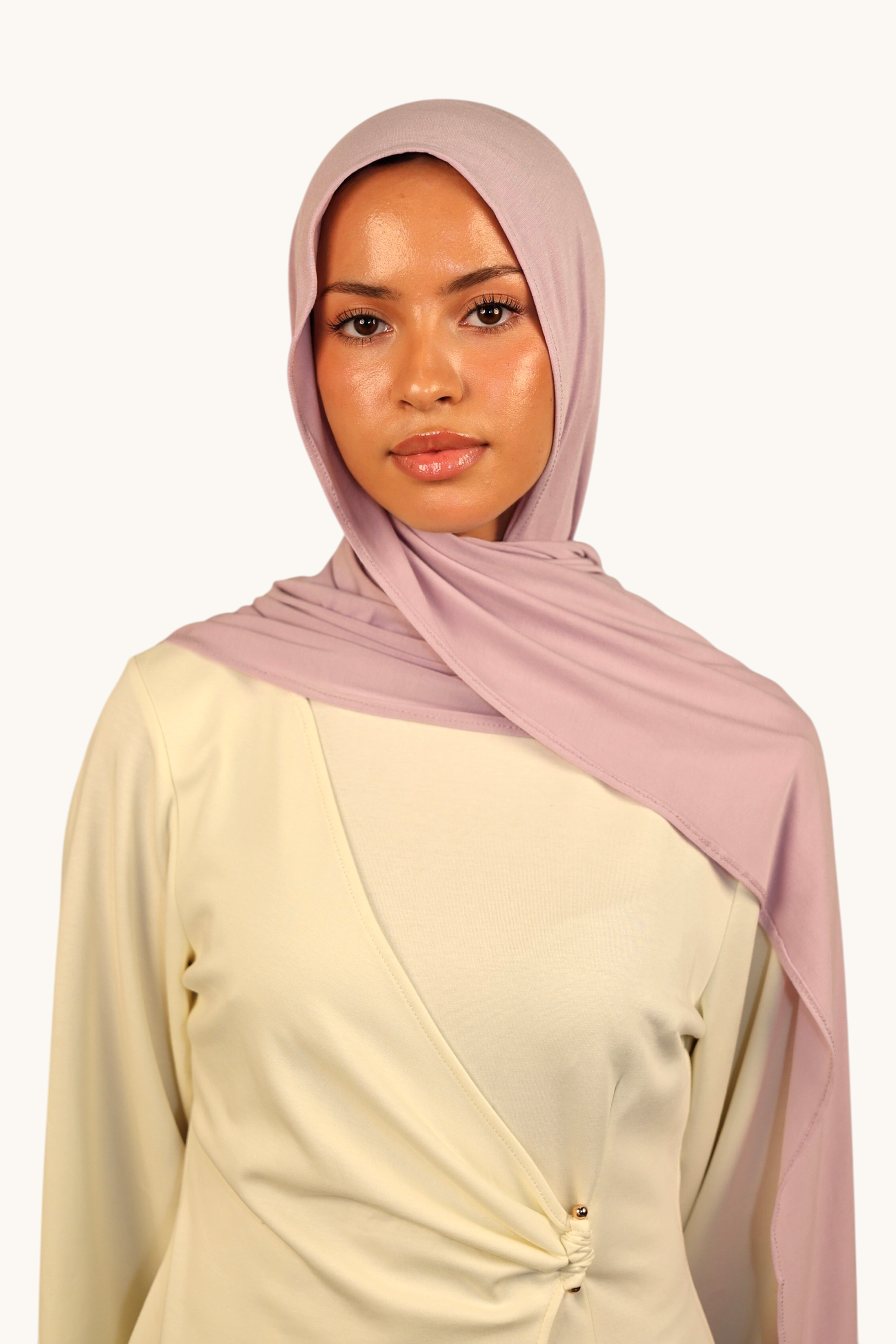 Model wearing a soft lavender LOSYANA Vela Jersey hijab made of lightweight, breathable fabric.