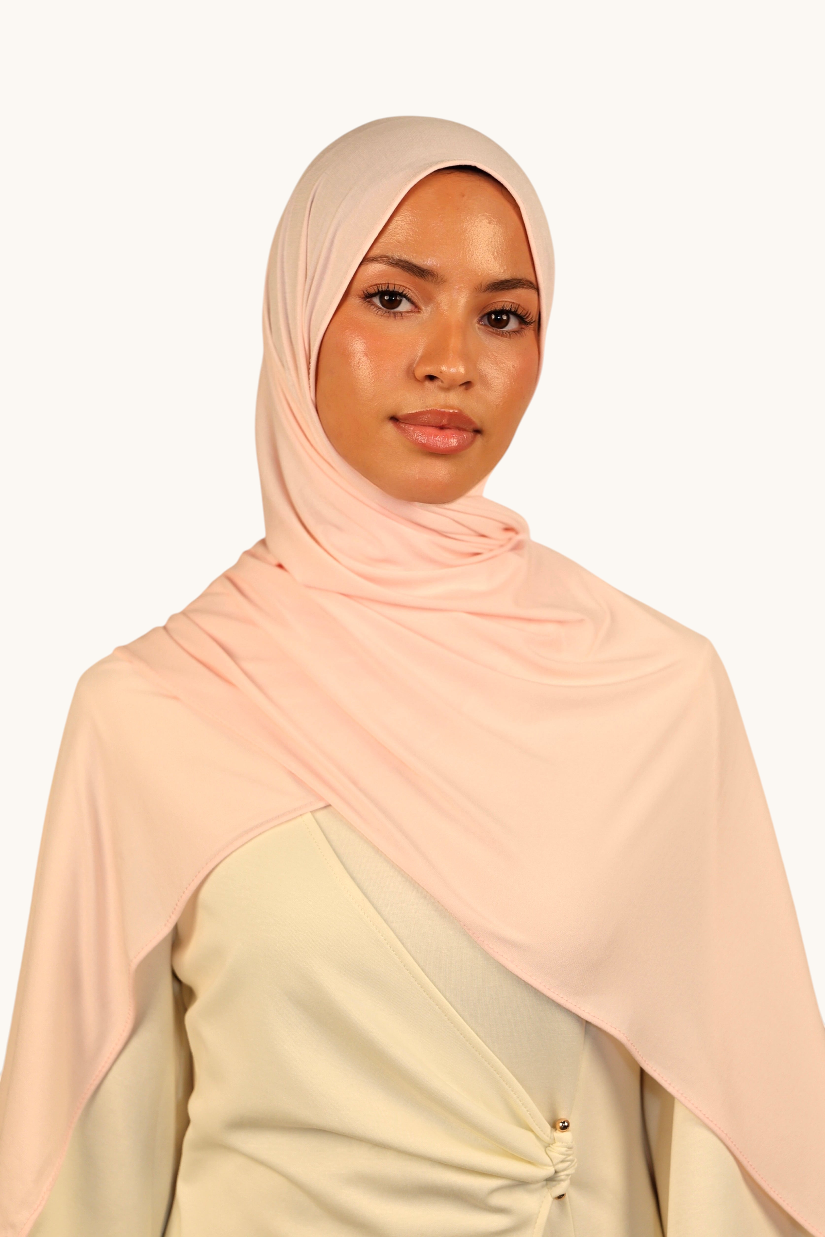 Model wearing a light rose LOSYANA Vela Jersey hijab made of soft, breathable, lightweight fabric.