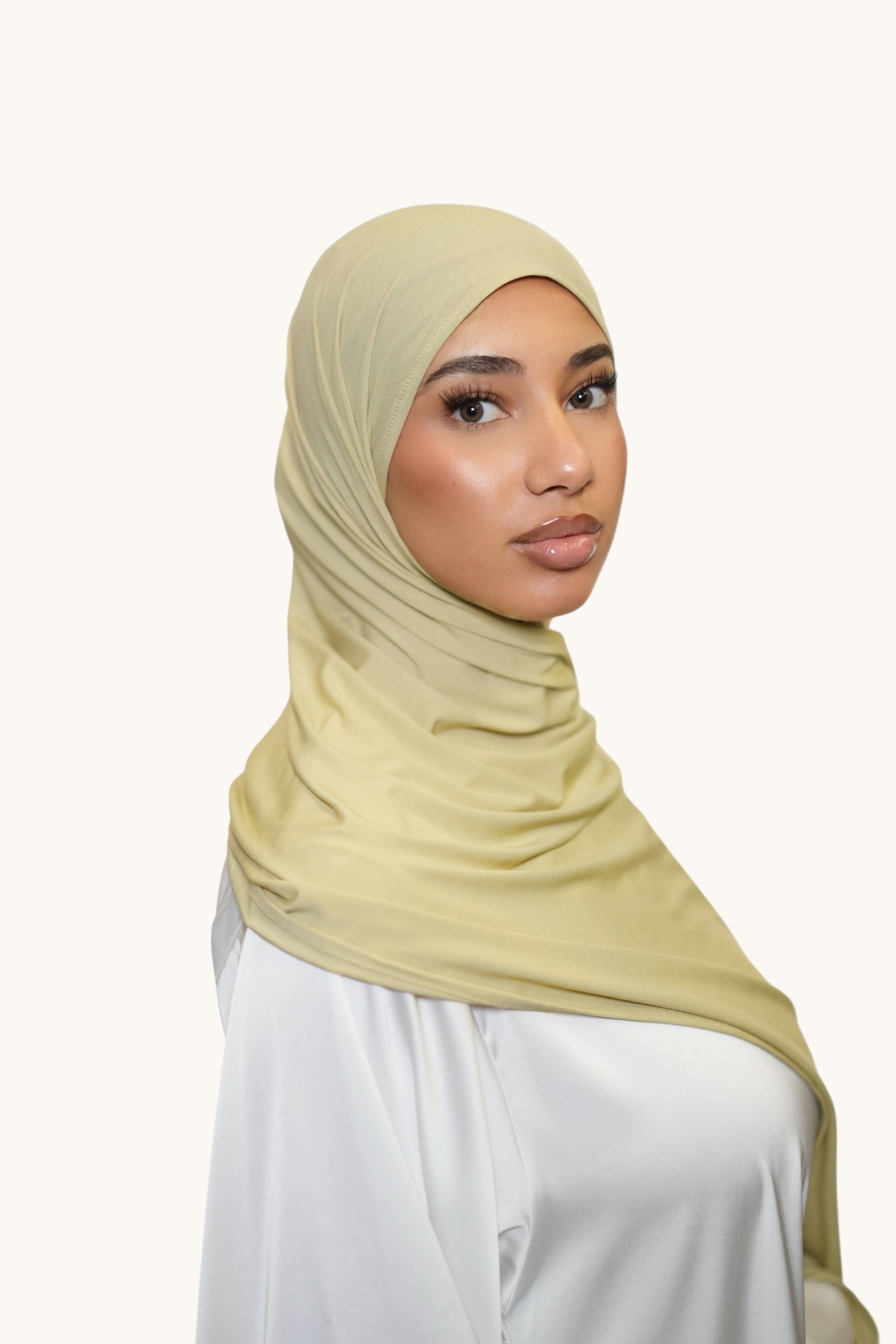 Model wearing a soft thyme LOSYANA Vela Jersey hijab, crafted from lightweight, breathable fabric.